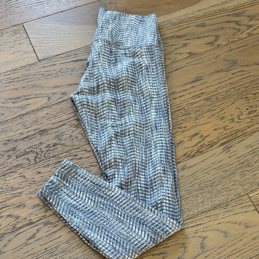 lululemon athletica Gray and White chevron patterned wunder under tights.